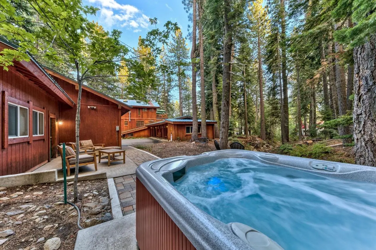The creekside hot tub at Donner Lake Inn